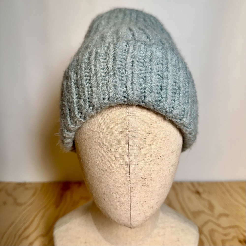 A Nᴇᴡ Dᴀʏ Cʜᴜɴᴋʏ Knit Beanie ɪɴ Lɪɢʜᴛ Bʟᴜᴇ